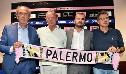Za pätnásť rokov vyhodil 40 trénerov, teraz v Palerme skončil sám
