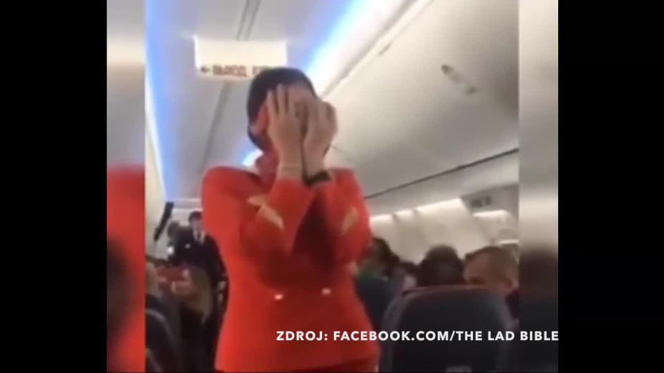 Fanúšikovia na palube ruského lietadla celkom zničili letušku
