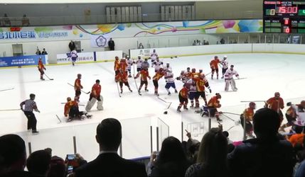 Video: Ázijské hokejové derby sa zmenilo na hromadnú bitku