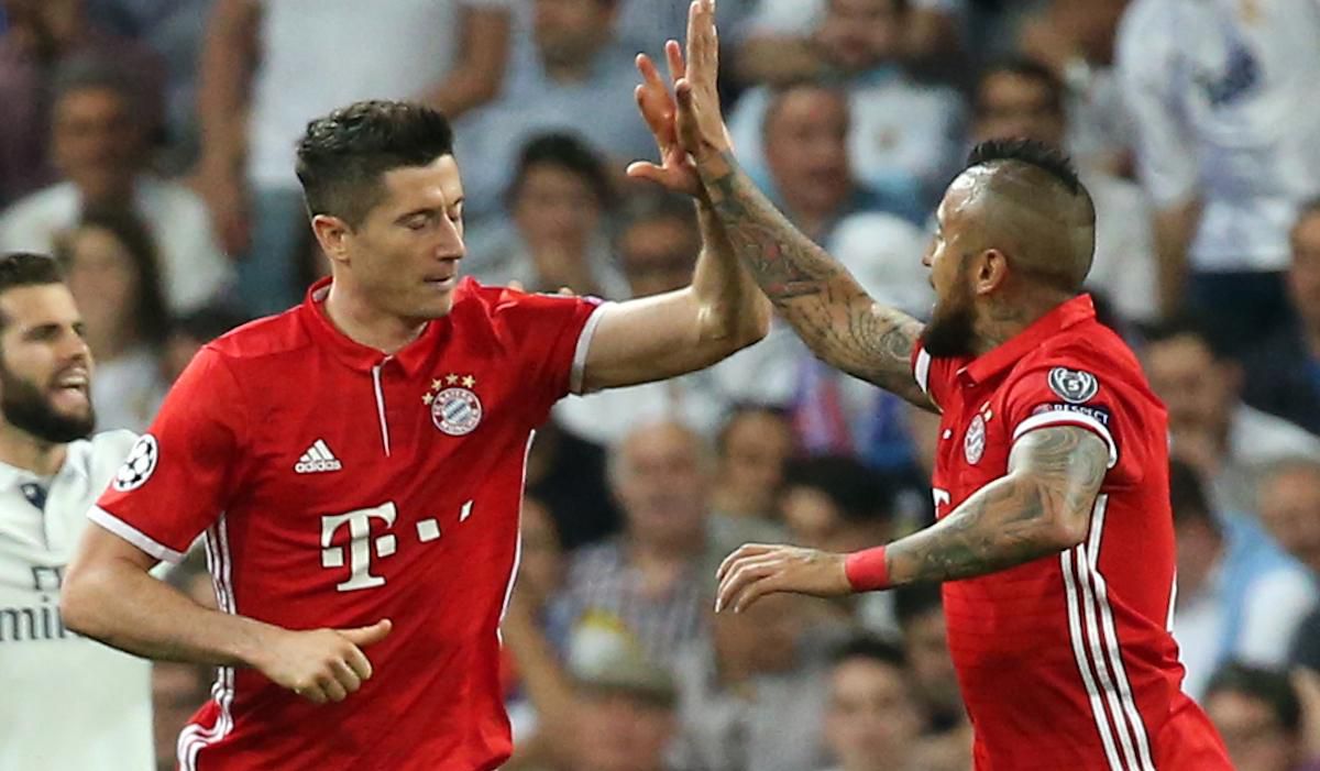 Robert Lewandowski Arturo Vidal Bayern Mnichov apr2017