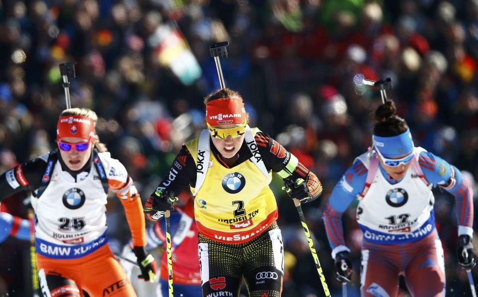 Biatlon Hochfilzen Paulina Fialkova Laura Dahlmeierova feb17 Reuters