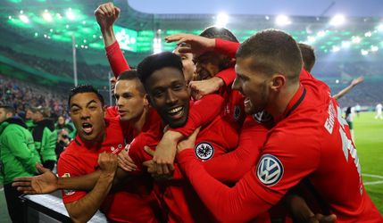 Video: DFB Pokal: Prvým finalistom sa stal po nekonečnom zápase Frankfurt