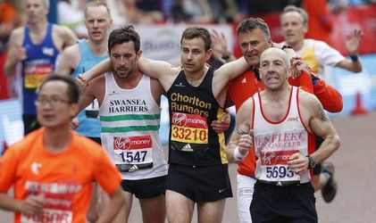Video: Hrdinský čin maratónca. Obetoval sa kvôli súperovi