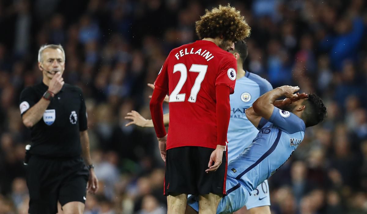 Manchester United, Marouane Fellaini, Manchester City, Sergio Aguero, rozhodca Martin Atkinson, apr17, reuters