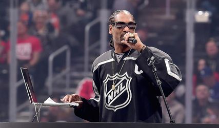 Video: Snoop Dogg bavil hviezdy NHL, dokonalým introm odpálil na ľade párty