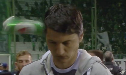 Video: Trénera PAOK Solún trafila plechovka piva
