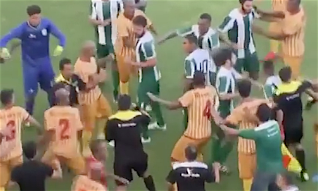 Video: Hromadná bitka hráčov aj fanúšikov, zápas v Brazílii zrušili