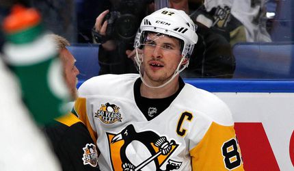Video: Crosbyho bláznivý večer. Dal gól jednou rukou, potom mu vybili zuby