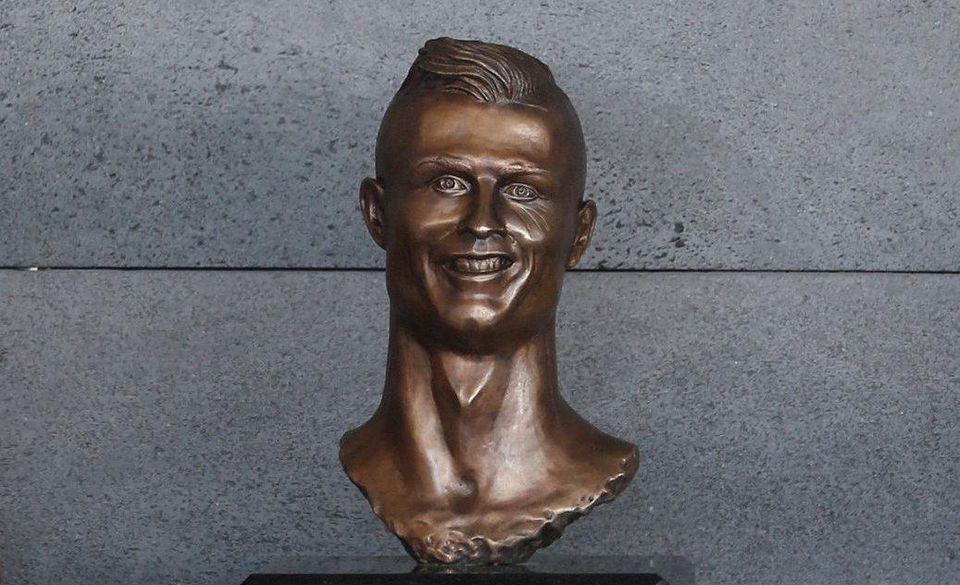 Foto: Z novej Ronaldovej sochy sa smeje celý svet, jej autor reagoval