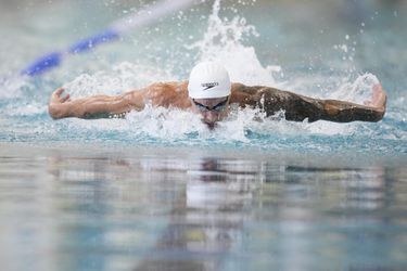 V Tokiu získal päť zlatých medailí. Hviezdny plavec takmer po roku opäť súťaží