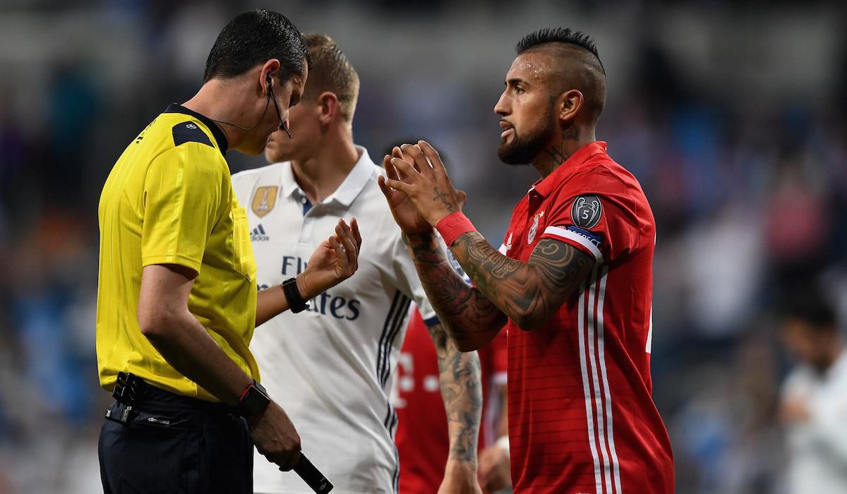 rozhodca, Viktor Kassai, Arturo Vidal, Bayern Mnichov, Liga majstrov, apr17, gettyimages