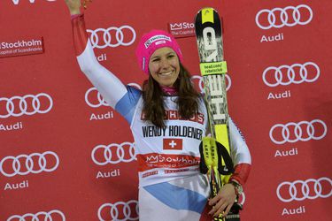 Video: MS: Švajčiarska radosť, titul v alpskej kombinácii pre Holdenerovú