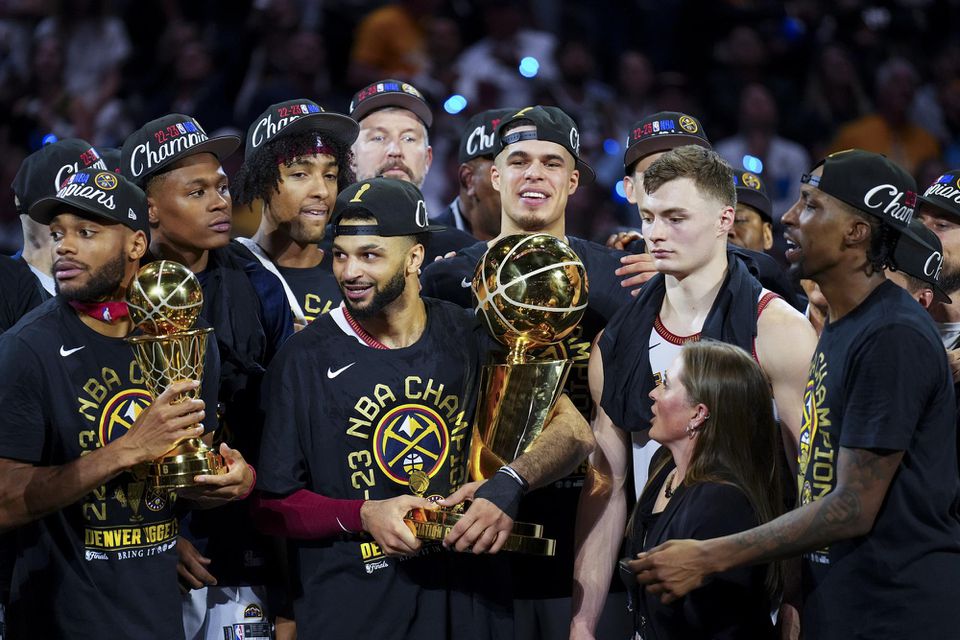 Denver Nuggets s trofejou pre víťaza NBA