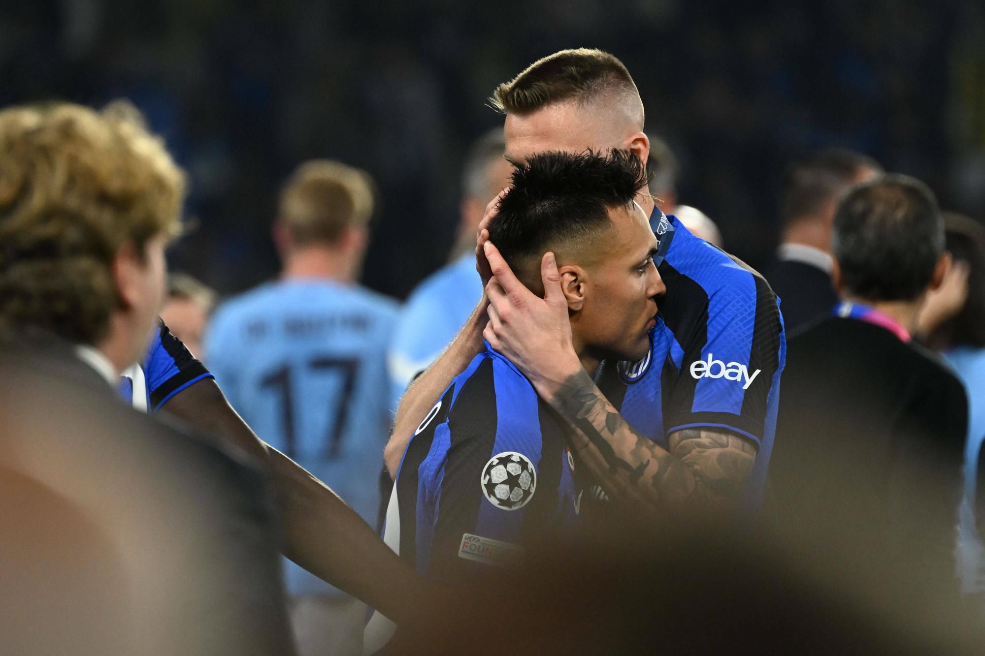 Milan Škriniar a Lautaro Martinez po prehre vo finále Ligy majstrov