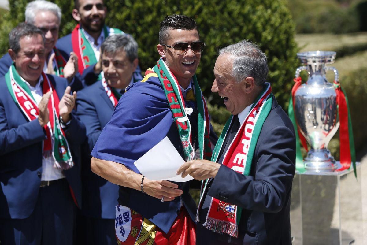 Portugalsko oslavy Lisabon EURO 2016Cristiano Ronaldo Marcelo Rebelo jul16 Reuters