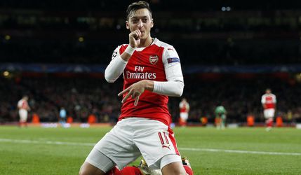 Video: Šesťgólový koncert Arsenalu a Özila, PSG tiež úradovalo