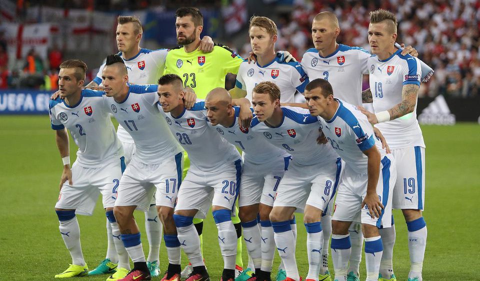 Na snímke tím Slovenska počas zápasu B-skupiny na majstrovstvách Európy vo futbale medzi Slovennskom a Anglickom 20. júna 2016 vo francúzskom Saint-Etiénne.