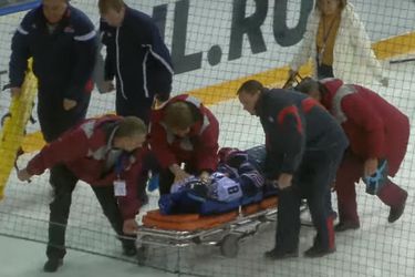 Video: Hrozivé zranenie Poliaka v KHL, utrpel mnoho poranení chrbtice
