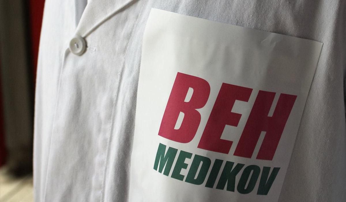 Beh medikov 2015, biely plast, nalepka