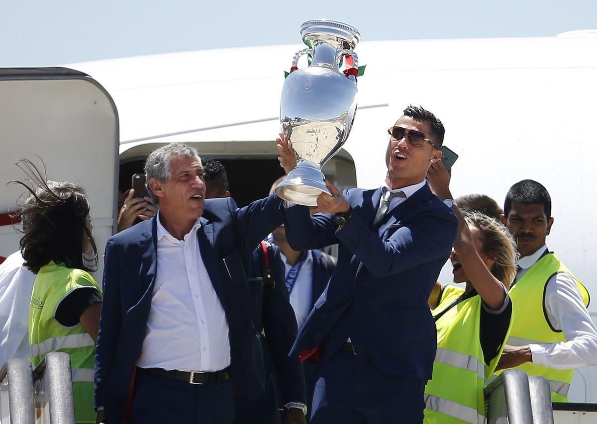 Portugalsko oslavy Cristiano Ronaldo Fernando Santos Lisabon EURO 2016 jul16 Reuters
