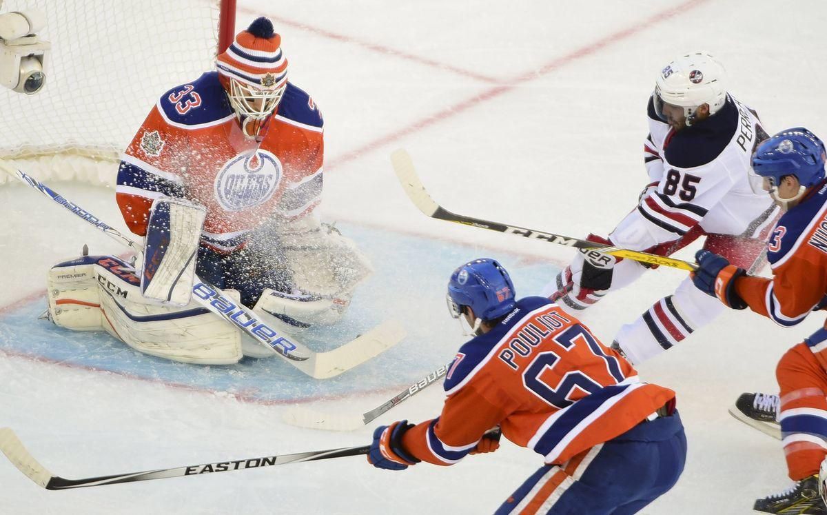 Edmonton Oilers Winnipeg Jets Cam Talbot winter classics okt16 Reuters