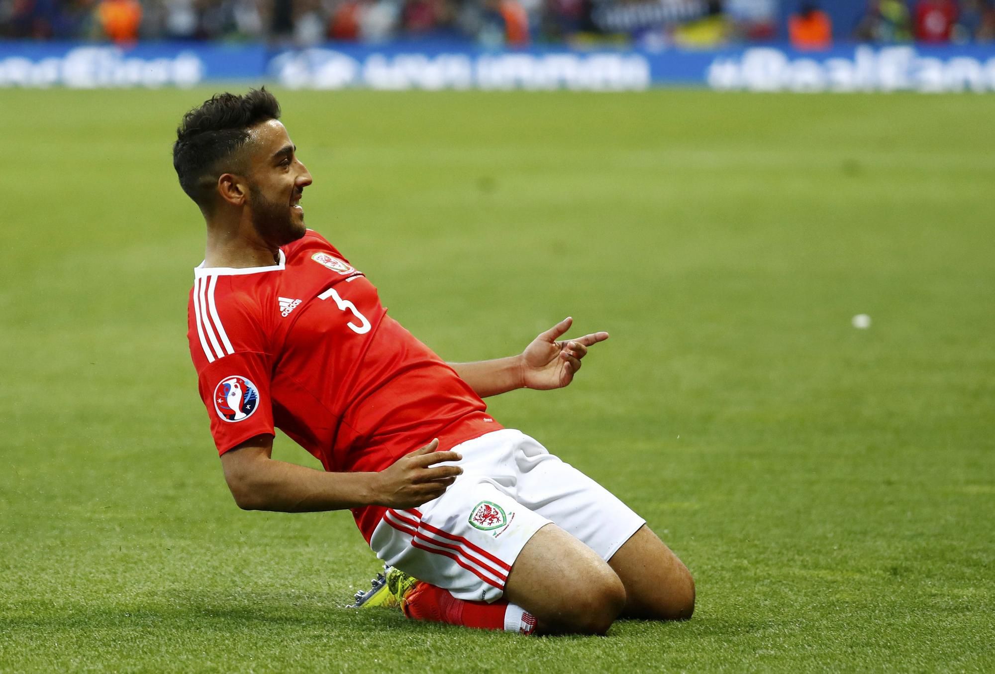 Neil Taylor Wales oslava golu kolena euro jun2016