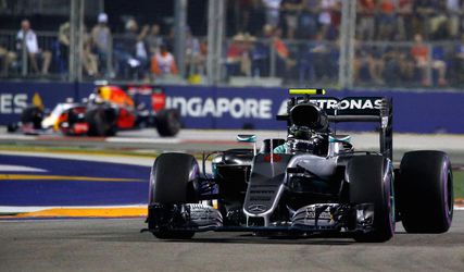 Nico Rosberg ovládol nočnú VC Singapuru a je opäť na čele