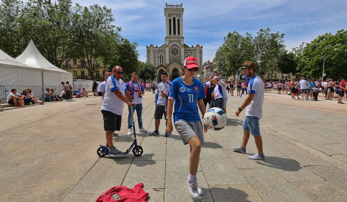 Na snímke fanúšikovia Slovenska pred zápasu B-skupiny na majstrovstvách Európy vo futbale medzi Slovenskom a Anglickom 20. júna 2016 vo francúzskom Saint-Etiénne.