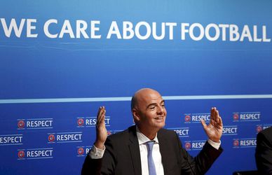 Výšku platu šéfa FIFA určí komisia, prvý návrh Infantina urazil