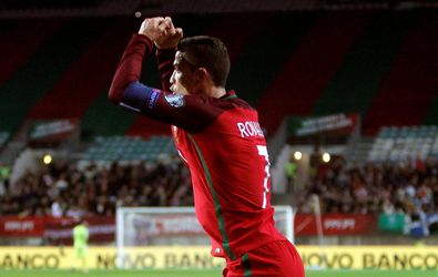Video: Cristiano Ronaldo parádnym volejom vyrovnal Müllera s Keaneom