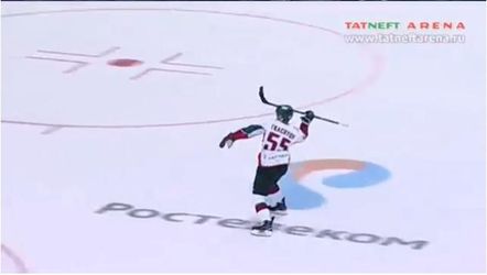 Video: Ruský hokejista sa zbláznil, svoju hokejku použil ako oštep