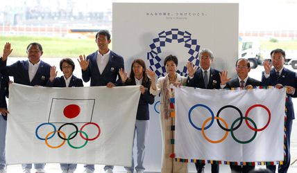 Olympijská vlajka je už v Tokiu