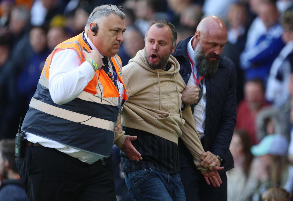 Fanúšik Leeds United napadol trénera Newcastlu United