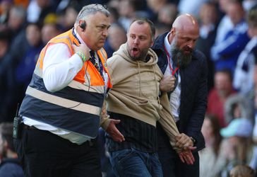 Fanúšik Leedsu napadol trénera Newcastlu. Vedenie klubu ho doživotne potrestalo
