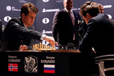 Šach-MS: V úvode súboja Carlsen - Karjakin sa zrodila remíza
