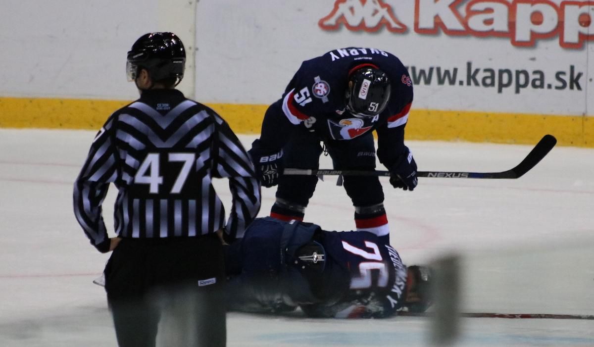 Marek Viedensky, zraneny, Ivan Svarny, nad nim, HC Slovan Bratislava, KHL, Okt 2016