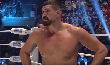 Video: MMA: Attilu Végha zasypala spŕška úderov už v úvodnom kole