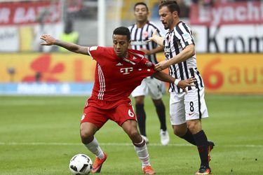 Video: Frankfurt v desiatich olúpil Bayern o plný bodový zisk