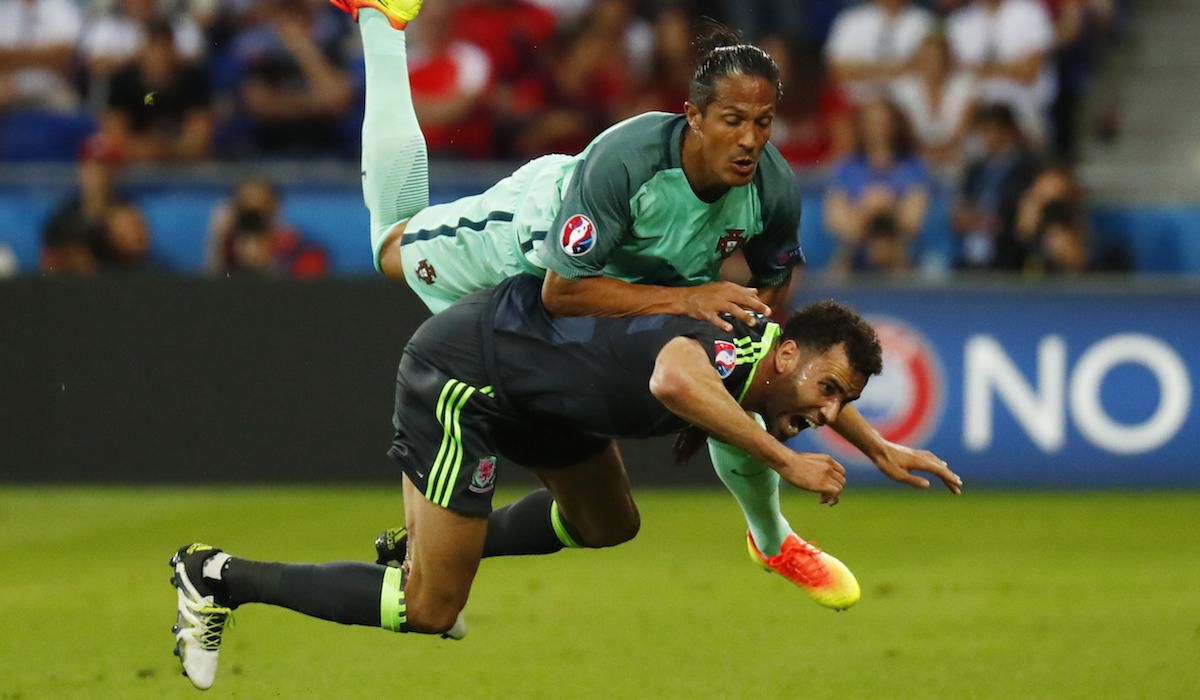 Portugalsko, Bruno Alves, Wales, Hal Robson Kanu, EURO 2016, jul16, reuters