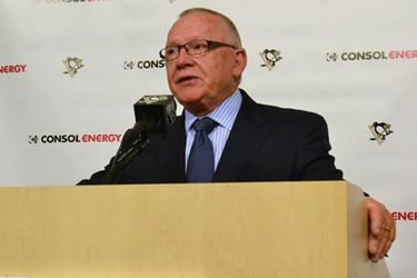 Penguins predĺžili spoluprácu s generálnym manažérom Jimom Rutherfordom