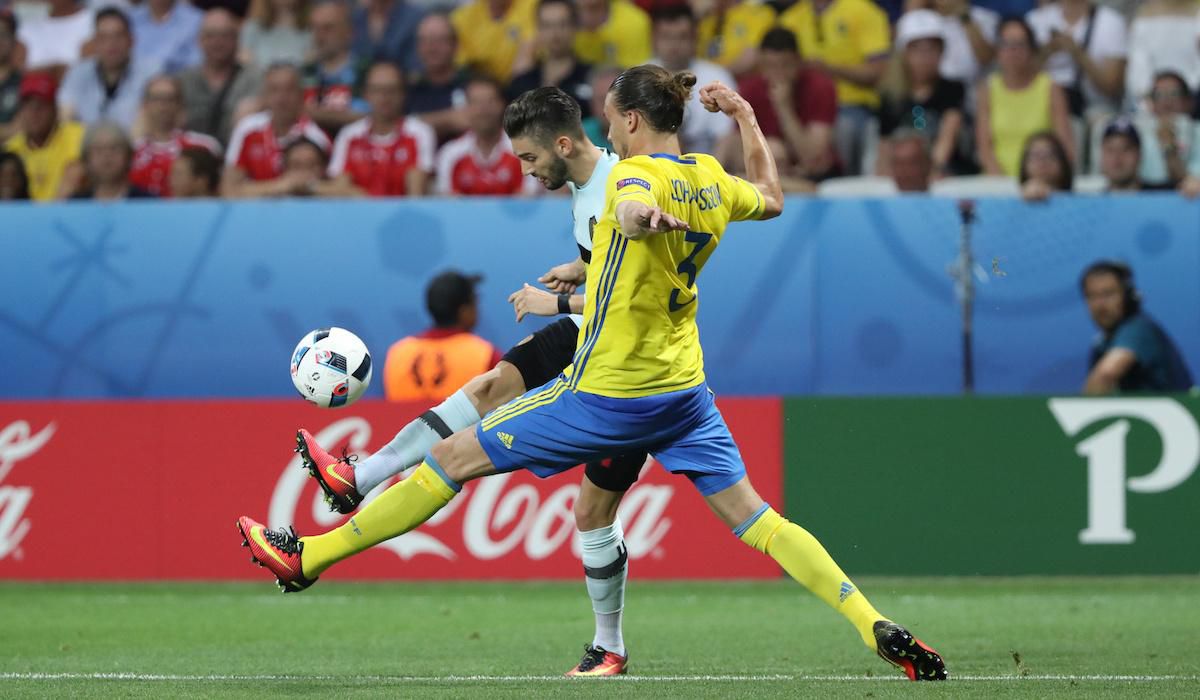 Na snímke sprava Andreas Johansson (Švédsko) a Yannick Carasco (Belgicko) počas zápasu E-skupiny na majstrovstvách Európy vo futbale medzi Švédskom a Belgickom 22. júna 2016 vo francúzskom Nice