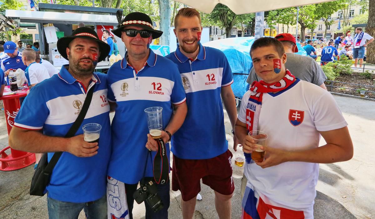 Na snímke fanúšikovia Slovenska pred zápasu B-skupiny na majstrovstvách Európy vo futbale medzi Slovenskom a Anglickom 20. júna 2016 vo francúzskom Saint-Etiénne.