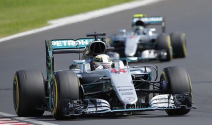 VC Maďarska: Hamilton vyhral súboj Mercedesov a stal sa lídrom