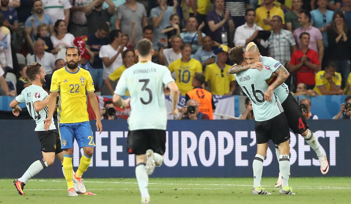 Na snímke sprava Radja Nainggolan a Thomas Meunier (obaja Belgicko) sa radujú z gólu na 0:1 počas zápasu E-skupiny na majstrovstvách Európy vo futbale medzi Švédskom a Belgickom 22. júna 2016 vo francúzskom Nice