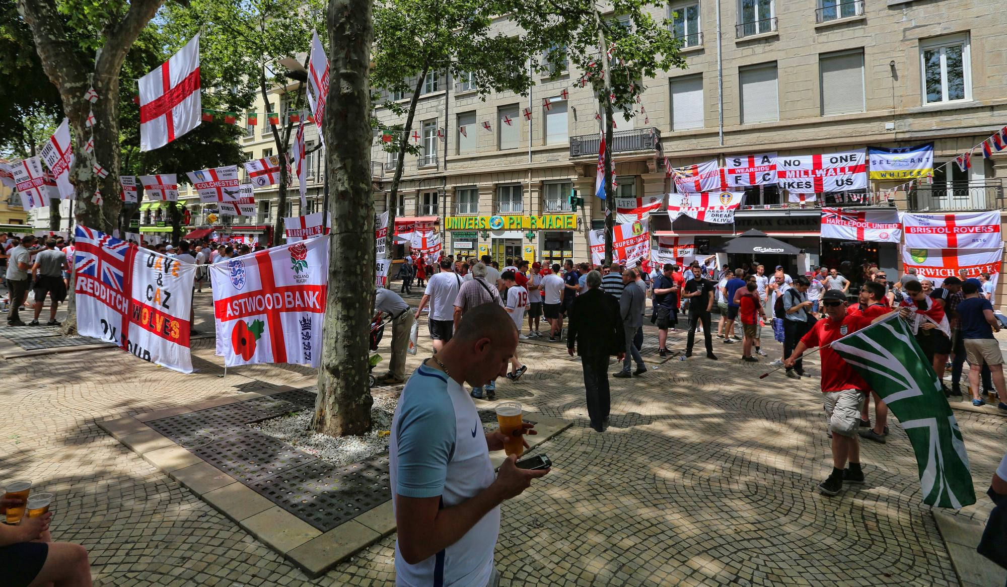 Na snímke fanúšikovia Anglicka pred zápasu B-skupiny na majstrovstvách Európy vo futbale medzi Slovenskom a Anglickom 20. júna 2016 vo francúzskom Saint-Etiénne.