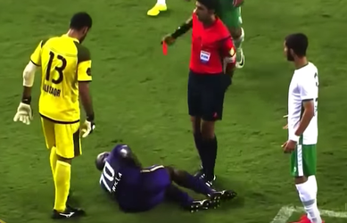 Video: Svinstvo, aké na futbal nepatrí, vylúčený brankár nezvládol hnev