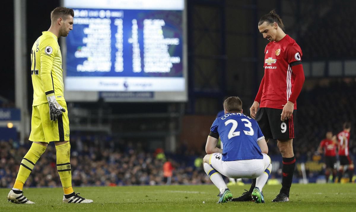 Seamus Coleman (v modrom) a Zlatan Ibrahimovič