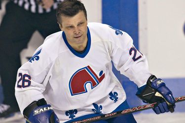Peter Šťastný sa objaví medzi legendami NHL, zahrá si aj s Gretzkym