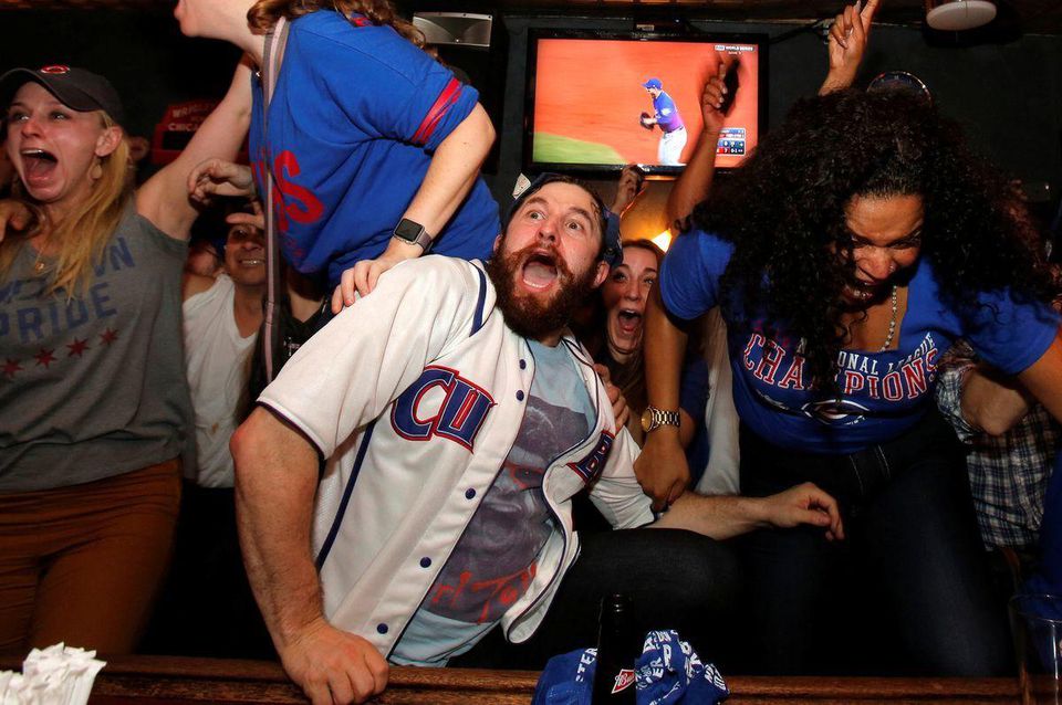 Chicago Cubs fanusikovia oslava nov16 Reuters