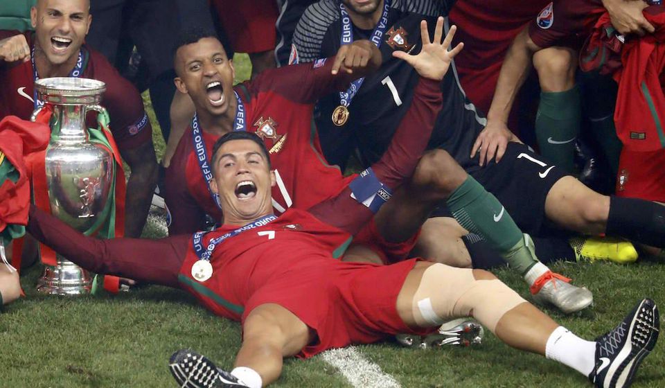 Cristiano Ronaldo, Portugalsko, hraci, radost, titul, EURO 2016, jul16, reuters